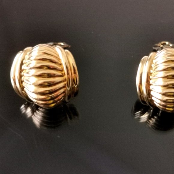 Vintage Gold Tone Clip on Earrings - Picture 5 of 10